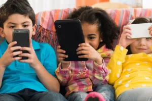 साइबर कान्ड्रिया का शिकार हो रहे बच्चे, मोबाइल की लत प्रभावित कर रही मानसिक विकास : KGMU विशेषज्ञ