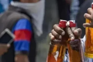 Liquor shops : रात 10 बजे के बाद भी सज रहे मयखाने, शटर डाउन कर बेची जा रही शराब 