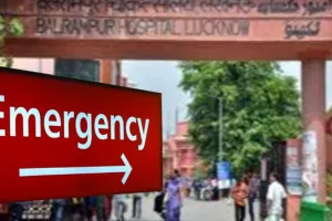 बलरामपुर अस्पताल में बड़ी लापरवाही, इमरजेंसी ड्यूटी से गायब चिकित्सक, नोटिस हुआ जारी 