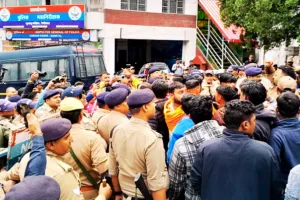 नैनीताल : तीसरे दिन भी तनाव के हालात, धार्मिक स्थल की तरफ बढ़ती भीड़ को पुलिस ने रोका 