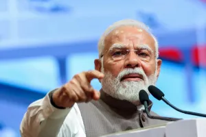 शुभम द्विवेदी के परिवार से मिलकर भावुक हुए PM मोदी, बोलें-आतंकवाद के खिलाफ जारी रहेगी लड़ाई 