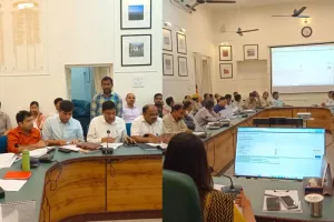 गोंडा : डीएम की बैठक से गैरहाजिर रहे 5 अफसर, सभी को नोटिस जारी कर स्पष्टीकरण तलब