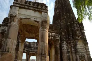 पाकिस्तान : सिंध प्रांत के 100 साल पुराने मंदिर की जमीन पर अवैध कब्जा, हिंदू समुदाय ने लगाई सरकार से गुहार