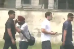 जम्मू-कश्मीर पहुंचे राहुल गांधी, पाक गोलाबारी में मारे गए लोगों के परिजनों से की मुलाकात 