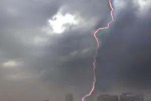 आंधी और बारिश का कहर, नोएडा में 2 वर्षीय बच्चे समेत तीन लोगों की मौत