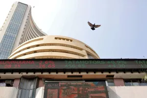 शेयर बाजार में आज बड़ी गिरावट, अमेरिकी डॉलर के मुकाबले सीमित रहा रुपया 