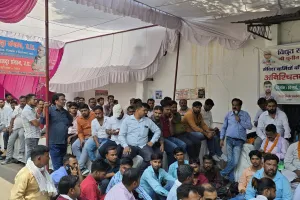 आउटसोर्स संविदा कर्मियों की भूख हड़ताल जारी, छटंनी के खिलाफ उग्र आंदोलन की चेतावनी