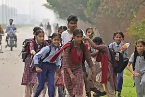  जम्मू कश्मीर के सीमावर्ती जिलों में खोले गए स्कूल-कॉलेज, छात्रों के खिले चेहरे 