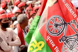 लखनऊ: कलेक्ट्रेट में सपा कार्यकर्ताओं का प्रदर्शन, करणी सेना पर कार्रवाई की मांग