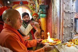 अयोध्या पहुंचे सीएम योगी, संत रविदास मंदिर के सत्संग भवन का किया उद्घाटन