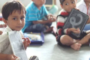 'लर्निंग बाय डूइंग’ से बच्चों में आएगी क्रिएटिविटी, किताबी दुनिया के बजाय वास्तविक प्रयोग पर ध्यान केंद्रित कर रहे बेसिक स्कूल 