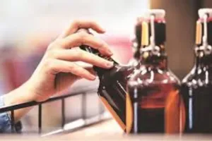 आवासीय क्षेत्र में खुलेआम बिक रही शराब, दुकान का लोगों ने किया विरोध