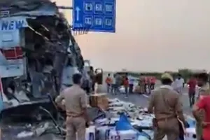 लखनऊ-आगरा एक्सप्रेस-वे पर बड़ा हादसा, आपस में टकराई दो बसें, 25 से ज्यादा लोग गंभीर रूप से घायल