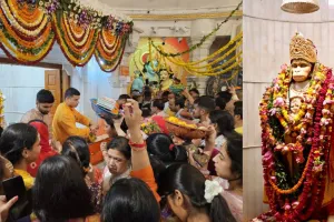 UP: ज्येष्ठ माह का पहला बड़ा मंगल आज, हनुमान मंदिरों में उमड़ी भक्तों की भारी भीड़, लखनऊ के प्रमुख चौक-चौराहों पर लगे भंडारे  