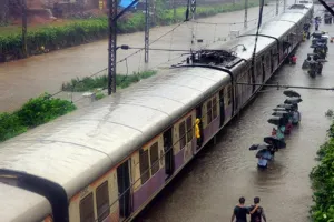 Mumbai Rains: मुंबई में आफत की बारिश, सड़के बनी समंदर, ट्रेन-विमान सेवाएं प्रभावित, ऑरेंज अलर्ट जारी