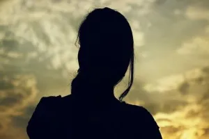 कमरे में बंद करके गई मां, बेटी ने फांसी लगा ली  