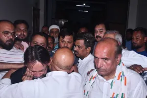 चमनगंज अग्निकांड पीड़ित परिजन से मिलने पहुंचे अजय राय: पहलगाम हमले में मारे गए शुभम के परिजनों से भी मिले, शहीद का दर्जा देने की मांग