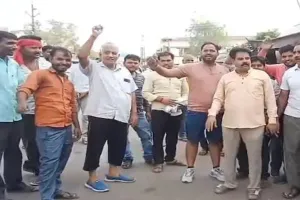 कासगंज: ARM पर अवैध वसूली का लगाया आरोप...अनुबंधित बसों के मालिकों का हंगामा