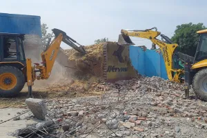 रामपुर: पहाड़ी गेट पर 15 दुकानों पर चला बुलडोजर...सरकारी जमीन पर किया था अवैध निर्माण