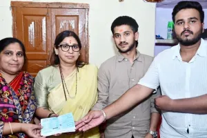 अशोक अग्रवाल हत्याकांड : पूर्व महापौर ने सर्राफा कारोबारी के परिवार को दिया 2.40 लाख का चेक