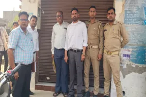 पीलीभीत: डॉक्टर नहीं बाप देख रहा था मरीज...स्वास्थ्य विभाग की टीम ने पकड़ा खेल