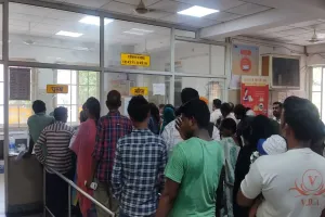 Bareilly: छापे का असर...डाक्टर कक्ष के बाहर लगी नाम की सूची...अतिरिक्त पर्चा काउंटर बनाया