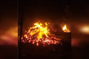 बदायूं: तेज हवाओं ने ढाया कहर...मेंथा ऑयल फैक्ट्री में आग के बाद 100 से ज्यादा घर राख