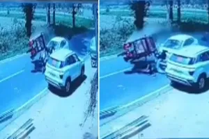 लखीमपुर खीरी: कार ने मारी टक्कर...फिल्मी स्टाइल में हवा में उड़ी ई-रिक्शा ! चालक समेत तीन घायल