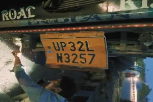 Lucknow accident : सड़क किनारे सो रहे मजदूर पर पलटा ओवरलोड डंपर : सुबह तड़के हुई दुर्घटना, नहीं हो सकी शिनाख्त