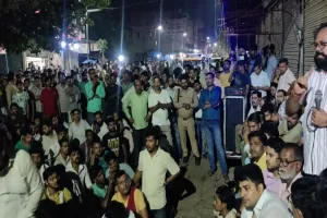 श्रद्धांजलि के बाद घेर ली कोतवाली, पुलिस ने भांजी लाठी : दो दिन पहले निजी अस्पताल में इंजेक्शन लगने के बाद छात्रा की हो गई थी मौत