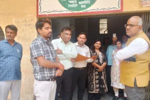 कानपुर में जिलाधिकारी ने राजकीय इंटर कॉलेज का किया औचक निरीक्षण: क्लास टीचर की भूमिका में दिखे...