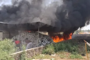 Kanpur Dehat: ईंट प्लांट में लगी आग, लाखों का सामान जलकर राख, एक घंटे तक नहीं पहुंची दमकल, पुलिस व ग्रामीणों ने बुझाई आग