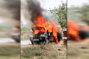 कासगंज: गंगा स्नान कर लौट रहे श्रद्धालुओं की कार में आग लगने से हड़कंप