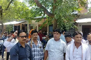 कासगंज: रामजी लाल के आने की आहट पर क्षत्रिय समाज अलर्ट...जगह-जगह लाठी डंडे लेकर रहा तैनात