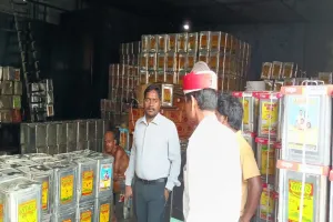 शाहजहांपुर: सागर इंडस्ट्रीज पर खाद्य विभाग की छापामारी...बड़ी तादाद में तेल जब्त