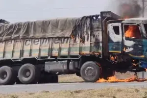 जालौन में खड़े ट्रक में लगी भीषण आग: इलाके में मचा हड़कंप, दमकल कर्मियों ने पाया काबू