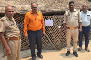 पीलीभीत: झोपड़े में झोलाछाप ने खोला क्लीनिक...सीएमओ के निर्देश पर हुआ सील