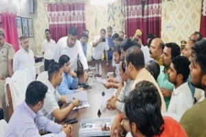 लखनऊ: तीन घंटे की देरी से पहुंचे जिलाधिकारी, फरियादियों में नाराजगी