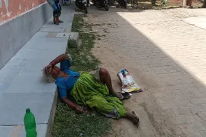 शाहजहांपुर: एक घंटा अस्पताल परिसर में पड़ी तड़पती रही बीमार बुजुर्ग महिला
