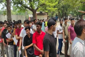 Bareilly: 23 केंद्रों पर NEET की परीक्षा...कई जगह अव्यवस्थाओं से जूझे अभ्यर्थी 