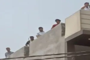 लखनऊ में अस्पताल की छत से पथराव, कई चोटिल, टूटी गाड़ियां