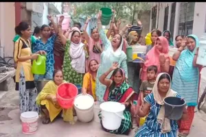 कानपुर : दक्षिण में जलसंकट गहराया, खाली बाल्टी लेकर किया प्रदर्शन