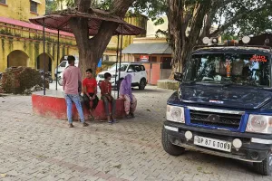 कासगंज: गांव में विवाद की सूचना पर पहुंचे पुलिस वालों की फाड़ी वर्दी...गाड़ी में आग लगाने की कोशिश