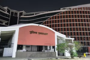 Operation Sindoor: पाकिस्तान पर एयर स्ट्राइक के बाद यूपी में रेड अलर्ट, लखनऊ में उत्सर्ग एक्सप्रेस एक घंटे रोकी गई