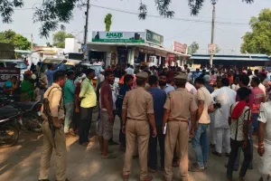 Demonstration in Amethi : हत्या का मुकदमा दर्ज न होने पर ग्रामीणों का फूटा गुस्सा, चार थानों की फोर्स मौजूद 