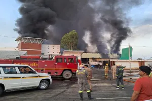 बदायूं:  मैंथा फैक्ट्री की आग तो 20 घंटे बाद ठंडी हुई मगर 100 करोड़ रुपये की लगी चपेट