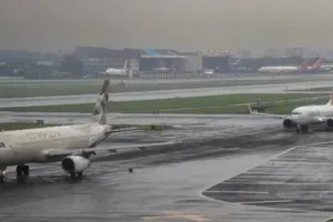 दिल्ली में आंधी और बारिश की वजह से कई उड़ानें हुईं प्रभावित, हवाई अड्डे पर 49 उड़ानों का बदलना पड़ा मार्ग