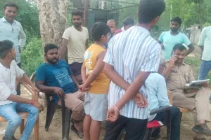 बाराबंकी : भंडारे के दौरान धार्मिक ध्वज तोड़कर फेंकने से बढ़ा तनाव, पुलिस ने संभाली स्थिति