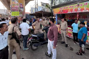 बदायूं: पालिका ने अतिक्रमण के खिलाफ चलाया अभियान...ब्रिज के नीचे से हटाए ठेले 