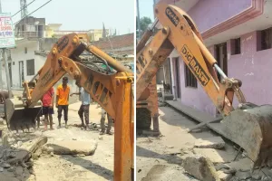 नगर पंचायत का एक्शन : सड़कों पर बने अवैध लिंटर-रैंप को बुलडोजर से हटाया